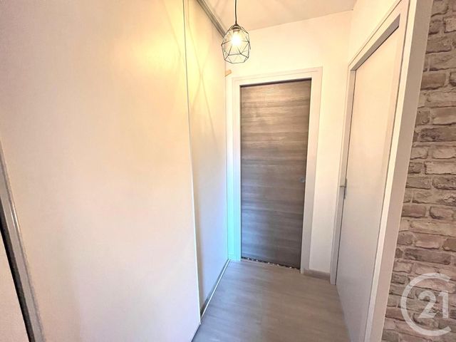 Appartement T2 à louer - 2 pièces - 61.62 m2 - POUILLEY LES VIGNES - 25 - FRANCHE-COMTE - Century 21 Avenir Immobilier